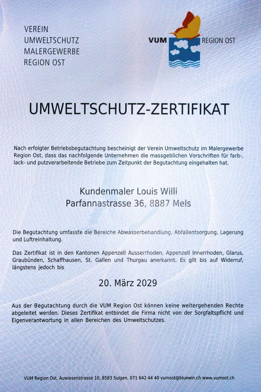 Offizielles Umweltschutz-Zertifikat vom Verein Umweltschutz Malergewerbe Region Ost für Kundenmaler Louis Willi. Es bescheinigt die Einhaltung von Vorschriften in den Bereichen Abwasser, Abfall, Lagerung und Luftreinhaltung, gültig bis März 2029.